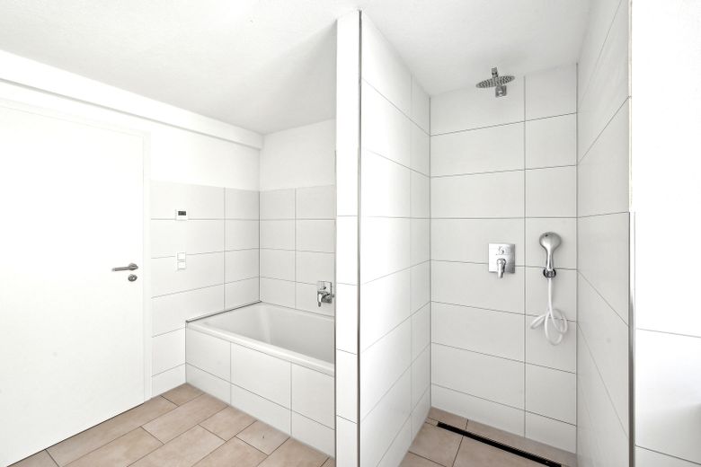 Großzügiges Bad mit Dusche