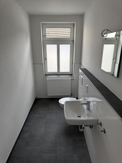 Modernes WC mit Fenster