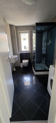 Casa residenziale e commerciale rappresentativa, non affittata, su terreno di 948 m² – Wohnung 2 / Büro OG Bad