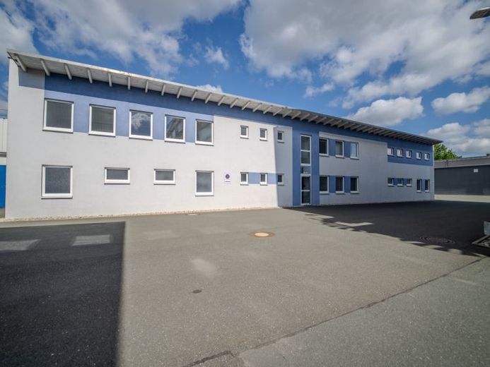 Großzügiger Produktions- & Logistikstandort mit modernem Bürogebäude - ca. 7.914 m² Gesamtgewerbefläche - Grst. ca. 12.631 m² – Photo 1