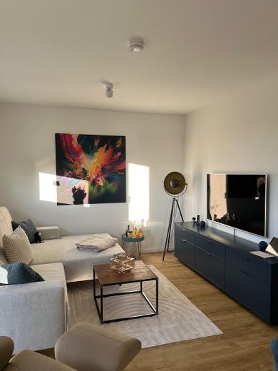 Exklusive 2,5 Zimmer Wohnung mit Aufzug, Niedrigenergiehaus mit PV Mieterstrom – Wohnzimmer