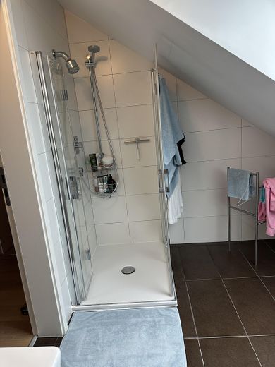 Near Simmerleinplatz: As-new, bright XXL semi-detached house, upscale features, KFW70 standard, with fitted kitchen – DG Badezimmer