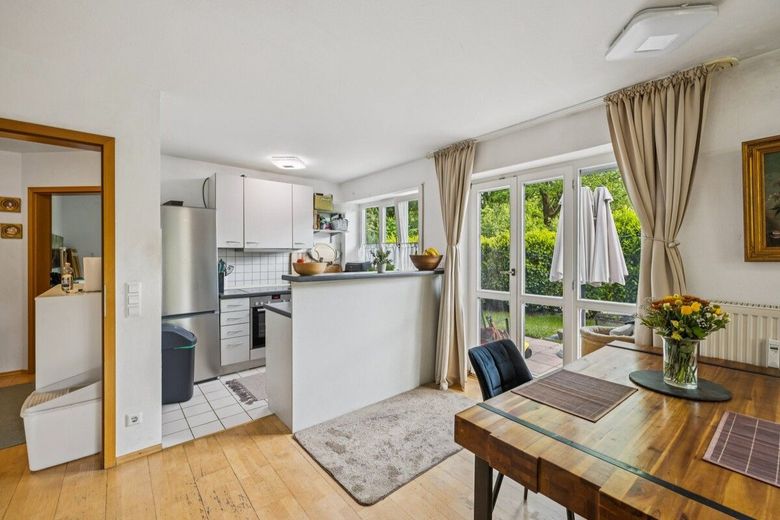 EG-Wohnung mit 134 m² großem Süd-Westgarten und direkt zugänglichem beheiztem Hobbyraum (21 m²) – Küche
