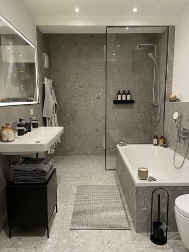 First occupancy – garden maisonette with high-quality fittings – Masterbad im Gartengeschoss