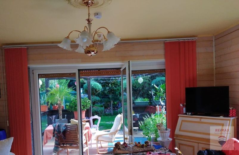 Attraktive Wohnung mit großem Garten,
Garage mit verpachteter Gaststätte 
inklusive genehmigtem Biergarten – Wohnzimmer mit Terrasentür