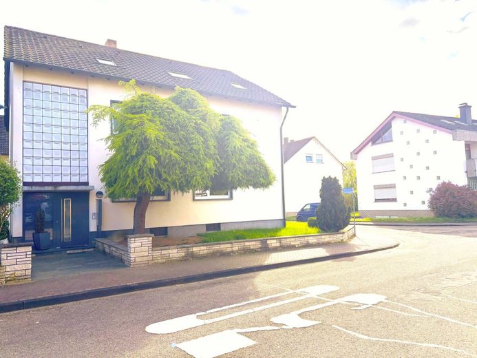 Diamante grezzo: appartamento di 4 locali con balcone – Frontansicht