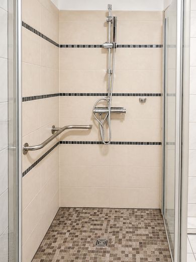 Helle 2,5-Zimmer-Wohnung in Kaltenkirchen – ca. 94 m², umfassend saniert – Dusche