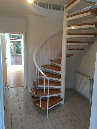 Senza provvigione: appartamento maisonette di 3,5 locali a Lüneburg (105m² di superficie abitabile), pompa di calore, balcone esposto a sud, posto auto – Diele und Wendeltreppe ins DG