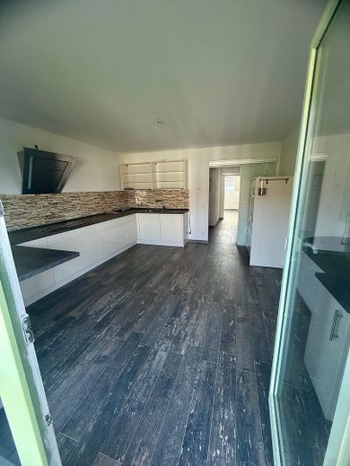 Schöne 3 Raum Maisonette in Gohlis – Blick vom Balkon in die Küche