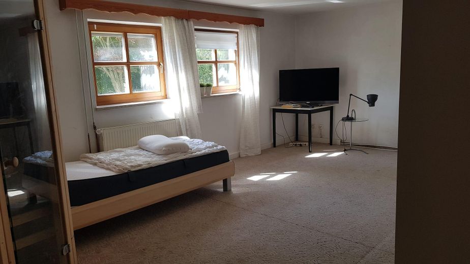Traumwohnung m. Garten in bester Wohnlage Ende Sackgasse mit Blick in die Alpen mit PV Anlage – Sauna Arbeitzimmer  in UG
