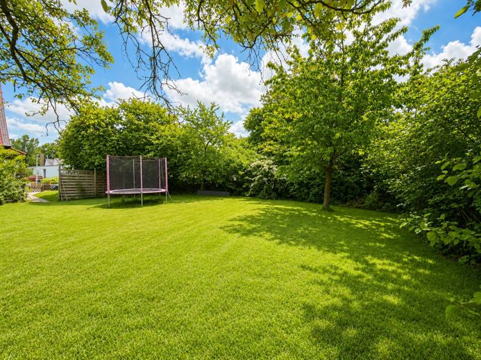 Familientraum mit Paradiesgarten - Schnuckeliges Haus - 5 Zimmer, Terrasse, Doppelgarage, Bestlage! – Traumhaft eingewachsener Garten