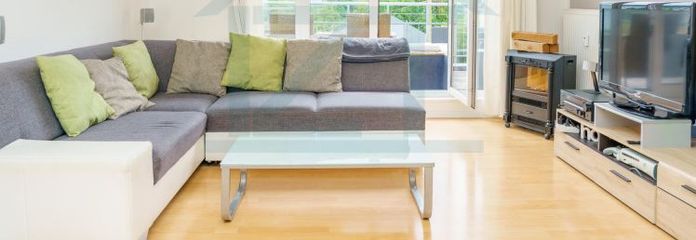 ¡Gran inversión o nuevo hogar: luminosa vivienda en el ático con balcón, cocina equipada y plaza de garaje subterráneo!