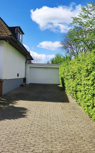 Einfamilienhaus (freistehend) mit Einliegerwohnung – Garagenauffahrt