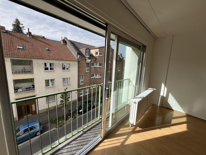 Bright renovated apartment with balcony – Photo 4