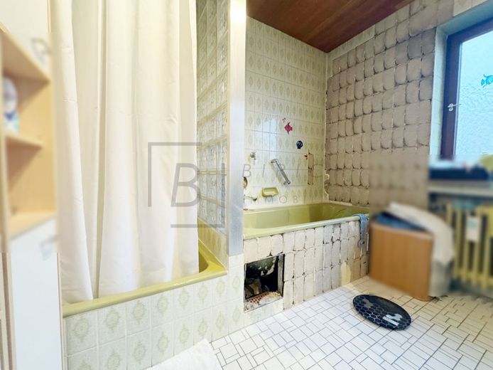 Geräumige 4-Zimmer-Wohnung mit sonnigem Balkon und Garagenstellplatz – Bad