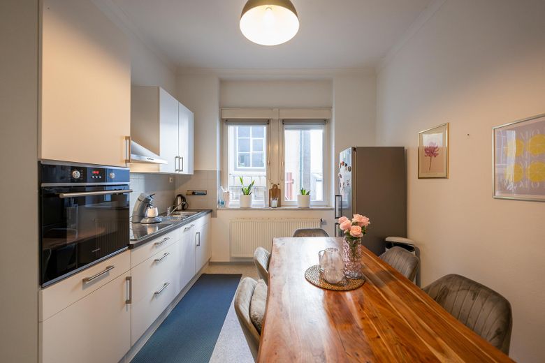 Provisionsfrei! Vermietete 2-Zimmer-Erdgeschosswohnung (68,5 m²) in zentraler Lage von Baden-Baden – Küche