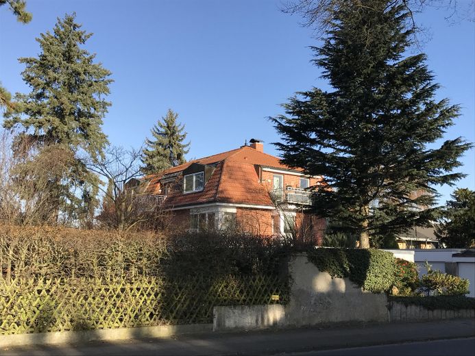 Helle schöne 2-Zimmer-Wohnung mit SW-Balkon und Blick ins Grüne in Kirchrode – Außenansicht mit Garten
