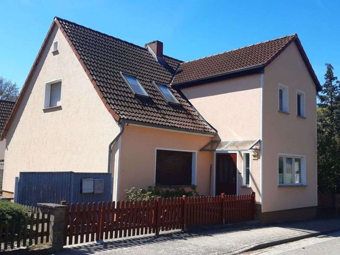 Beautiful detached house with garden and self-contained apartment in the outbuilding – Photo 1