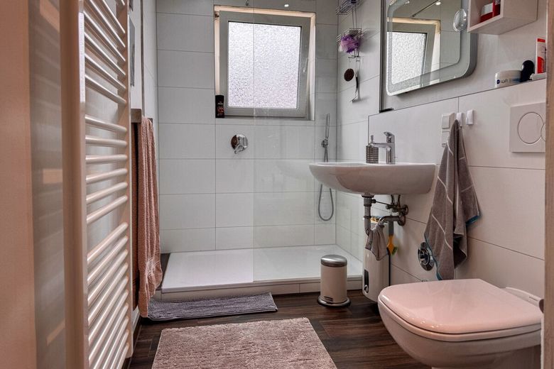 Endlich Raum für alle: 130m² Maisonette mit 4 Schlafzimmern &amp; zwei Garagen in Lüssum-Bockhorn – Bad 1.OG