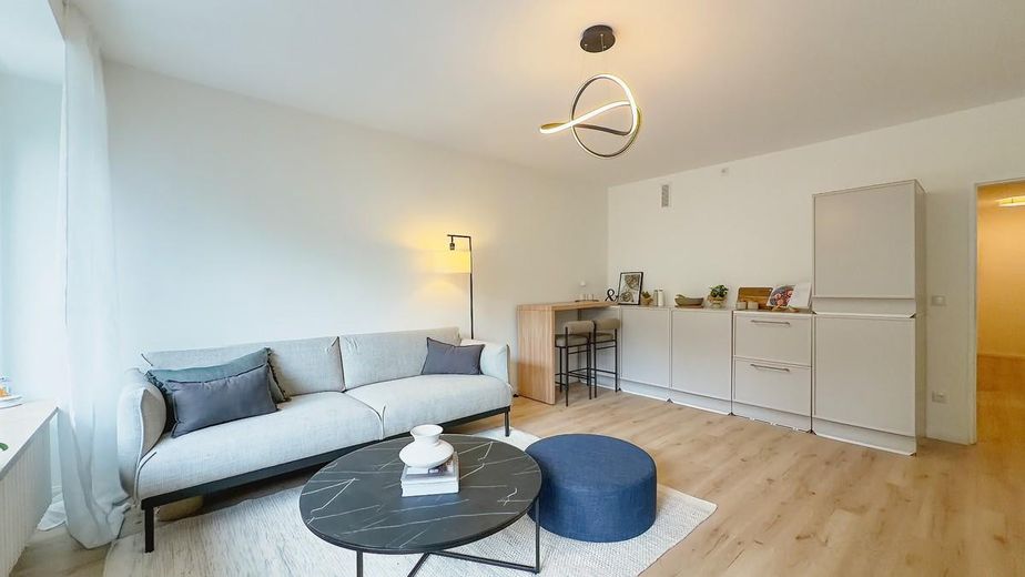 Apartamento de 2 habitaciones con balcón en Lokstedt – recién renovado, sin comisión de agencia por parte del propietario – Wohnküche