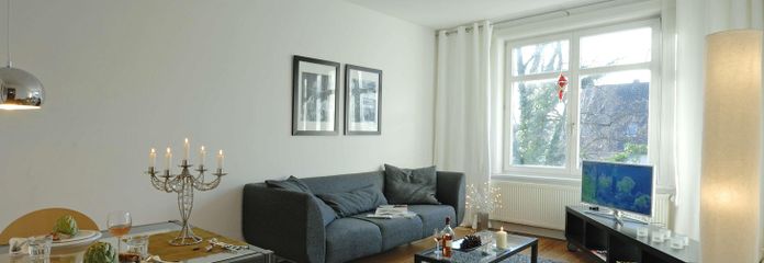 Appartement ancien de 2 pièces avec balcon – entièrement meublé, 57 m² à Winterhude, près du Stadtpark – Wohnzimmer
