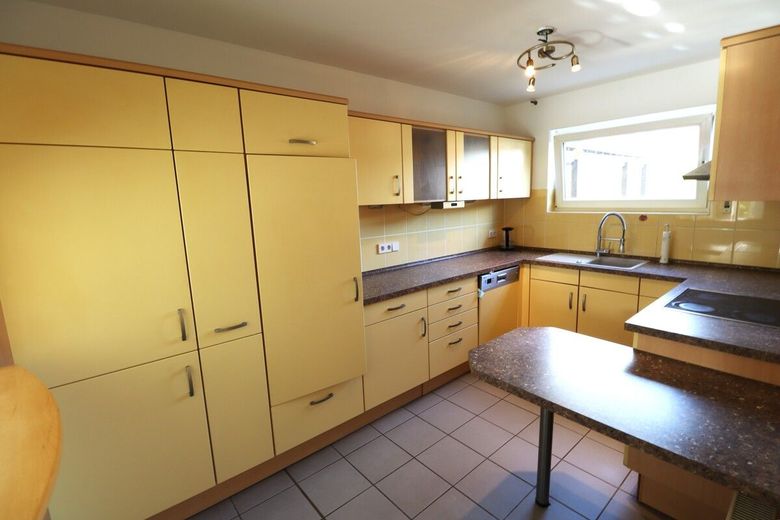Mörse + + viel Platz + + 5 Zimmer + +  2x Balkon + + Carport + + Keller – Küche