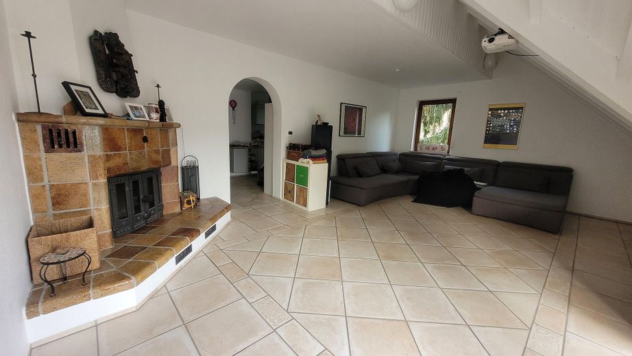 Moderne Maisonette „Am Weinfass“: Komplett renoviert mit flexiblem Wohnkonzept – Großzügiges Wohnzimmer