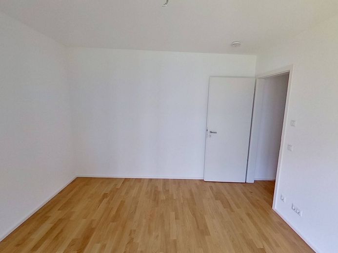 Balkonlu ve Volksgarten’a doğrudan manzaralı modern 2 odalı yeni yapı dairesi – Ansicht II: Schlafzimmer