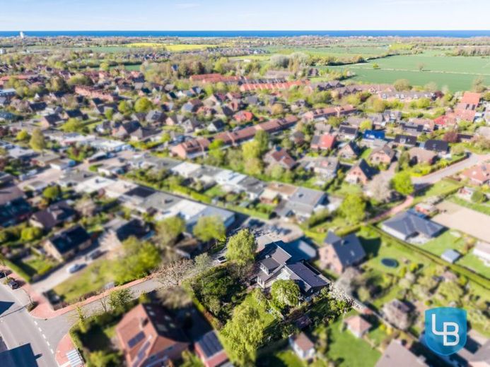 Ponadczasowa architektura w najlepszej lokalizacji – nowoczesne mieszkanie w Schönberg – Zdjęcie 1