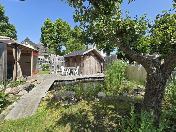 Gartenhaus und Teich
