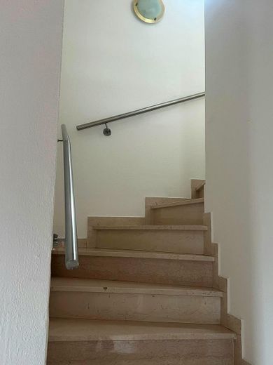 Freistehendes Einfamilienhaus mit Südgarten, großzügiger Garage & ausgebautem Dachgeschoss – Treppenhaus EG