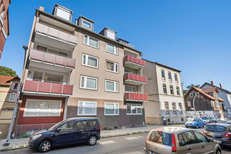PROVISIONSFREI - FRISCH SANIERTE 3-ZIMMER-WOHNUNG MIT BALKON & EICHENPARKETT – Außenansicht