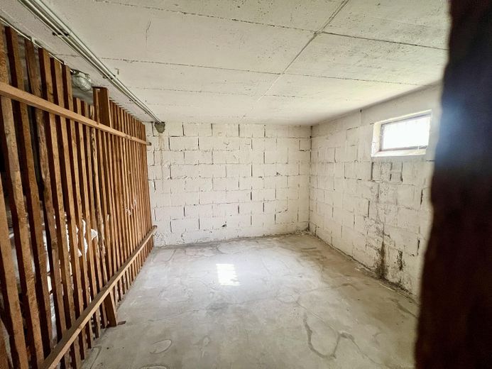 Ubicación perfecta, renovada con materiales de alta calidad: exclusivo apartamento de 3 habitaciones – Kellerabteil