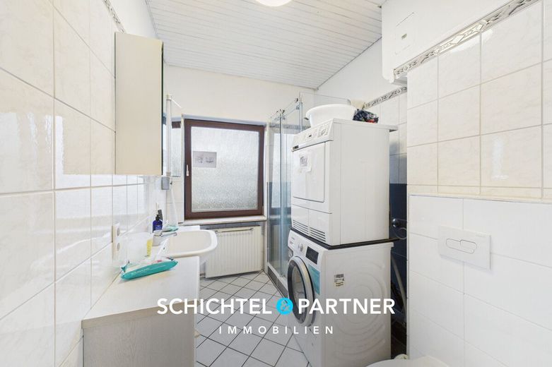Bahnhofsvorstadt | Studentenhaus mit zwei Balkonen und Terrasse – S&amp;P | Duschbad