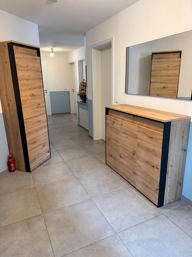 Habiter et travailler : appartement de 5 pièces au rez-de-chaussée avec jardin et bureau/salle de loisirs de 60 m² au sous-sol – Diele mit Garderobe