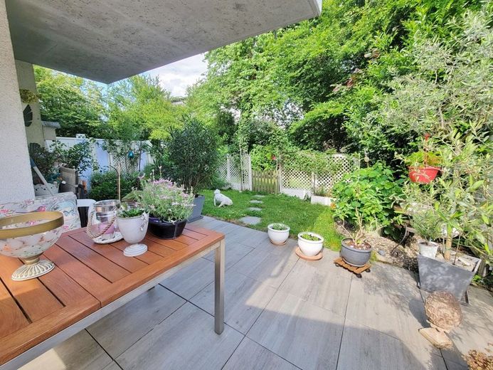 Terrasse mit Gartenblick