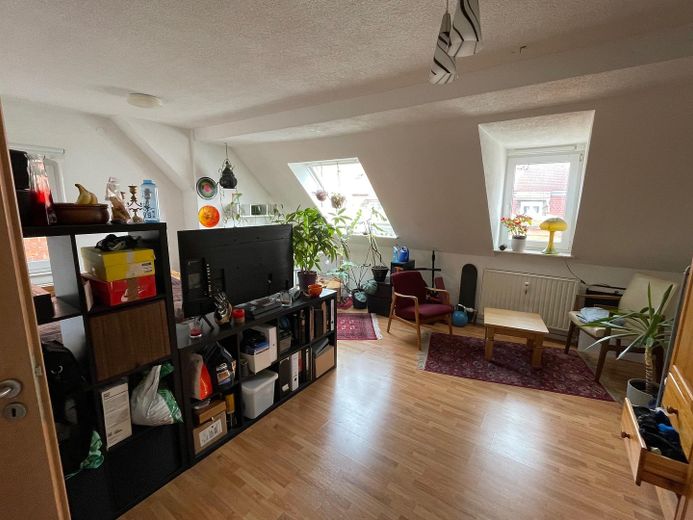 Zentrale provisionsfreie Wohnung in Neu-Ulm – perfekt für eine WG – Wohnzimmer