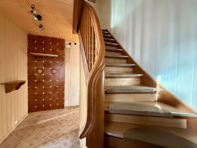 Menden: Flexibler Altbau mit reichlich Platz und vielen Optionen! – Erdgeschoss: Flur / Treppenlauf