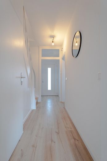 Move in and feel at home – modernized terraced house – Flur