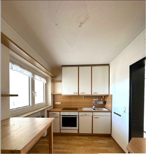 Helle 2-Zimmer-Wohnung mit großer Loggia, Einbauküche und Weitblick – Küche