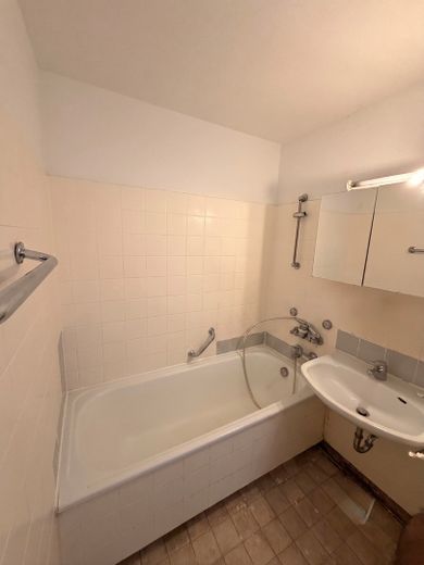 Lichtdurchflutete 3 Zimmer Wohnung mit eigenem Tiefgaragenstellplatz zu verkaufen – Bad