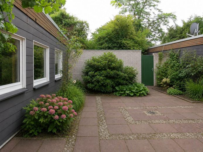 Bungalow mit großem Grundstück und viel Potenzial in außergewöhnlich ruhiger Lage – Innenhof