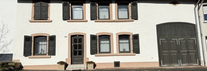 Saarlouis-Neuforweiler: Einfamilienhaus im Landhausstil mit Garage, Stellplätzen und großem Garten