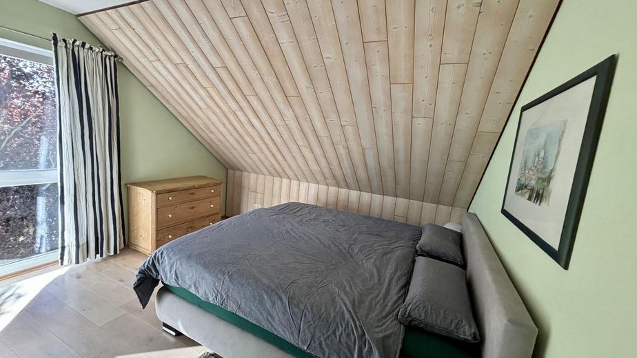 Jasny, energooszczędny dom jednorodzinny w spokojnej lokalizacji na obrzeżach Ansbach – Schlafzimmer 1, Ostseite
