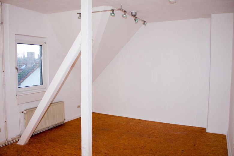 Preissenkung: Von Privat, 3 Zimmer mit 25 m² "Ausbaureserve" im DG zentrale Lage in FFM Höchst – Zimmer 3