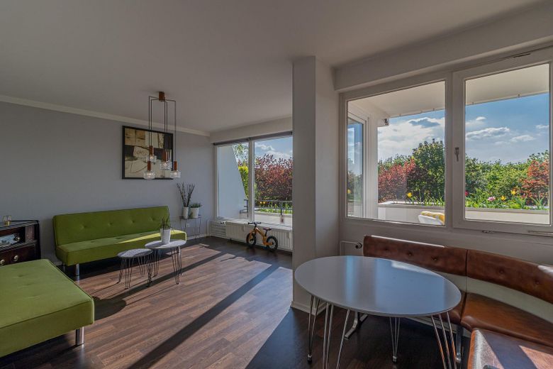 Designer terrace apartment (18 min. central station) nature, parking space (only temporarily 6-12 months) 1,700 € incl. additional costs – Wohn / Esszimmer