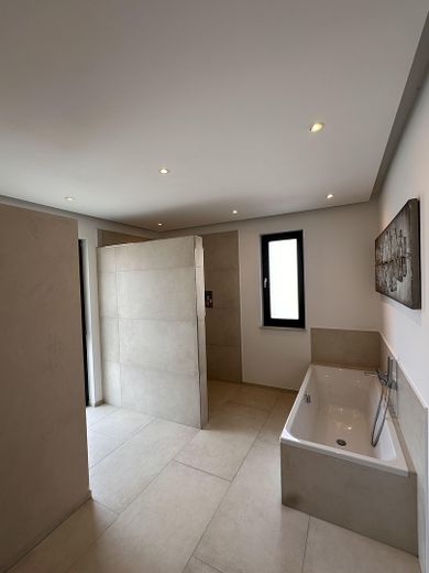 Modernes Traumhaus mit Pool - großzügiges Wohnen in Steinfeld – Badezimmer