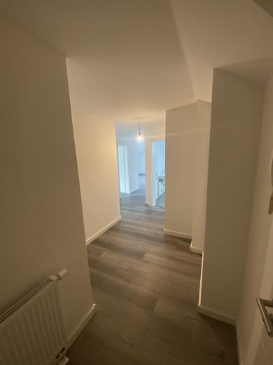 Zentrale 3 Zimmer Wohnung in Lohmar, Klimaanlage, Balkon – Flur
