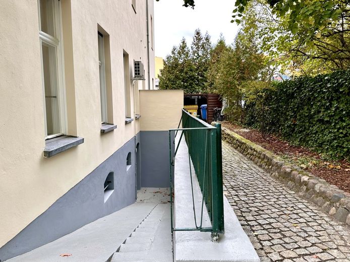 Investieren mit Weitblick: Vollvermietetes Wohn- und Geschäftshaus in Bestlage von Berlin-Biesdorf – Eingang zu den Kellerräume