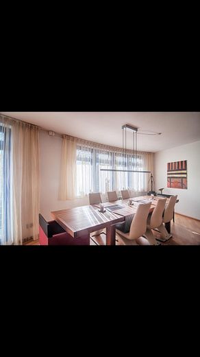 اشترِ العقار المناسب – Teil großes Wohnzimmer